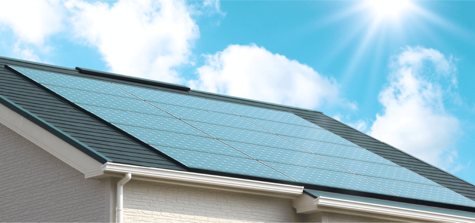 屋根の上に設置された家庭用太陽光発電パネル