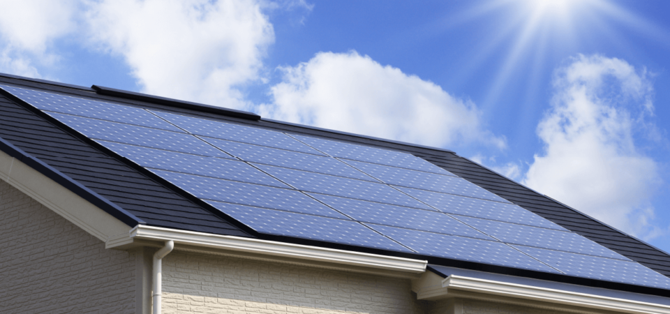 屋根に設置された家庭用太陽光発電パネル